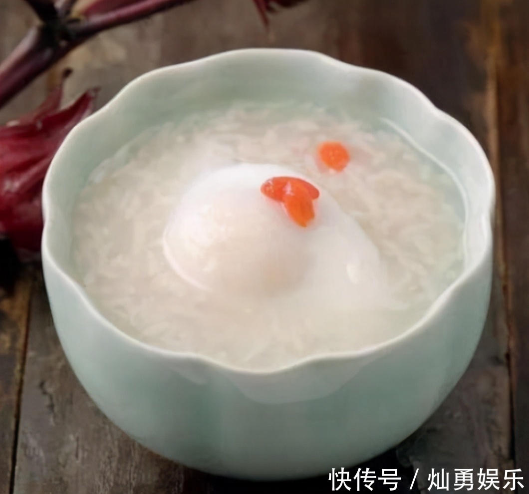 完整|煮荷包蛋时,最忌开水下锅!学会4窍门,圆润完整,不散花不起沫