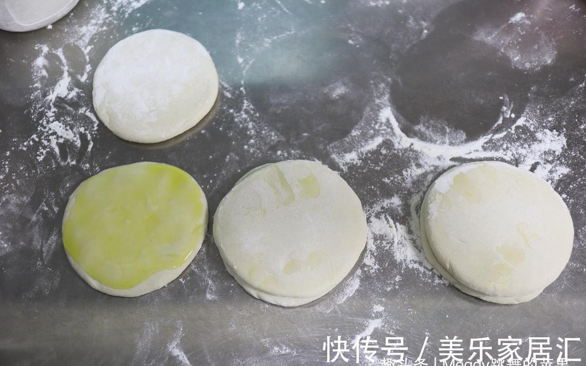 2分钟出锅的烙薄饼,又软又香卷着吃,用凉水还是热水揉面不挑剔