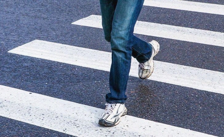 童年|16个你以前“一定做过”的蠢事,硬把磁铁吸起来就是童年