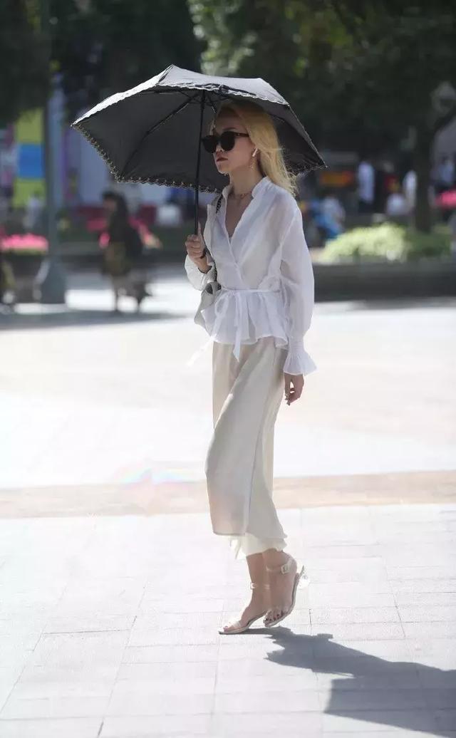 开叉式|街拍小姐姐深蓝色的运动短裤搭配深蓝色的修身半袖,很有少女范