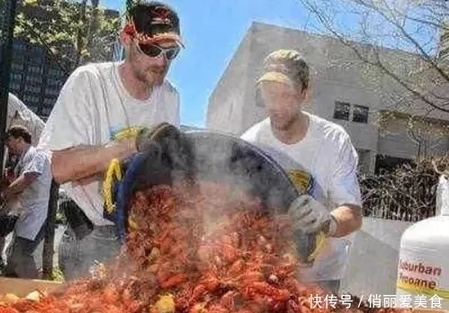 德国人效仿中国人吃小龙虾,从此不再为泛滥发愁,吃到缩起尾巴