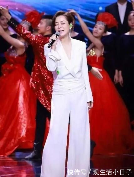 毛绒靴 毛阿敏这次穿老气了，大红色羽绒服搭毛绒靴走机场，57岁很真实！