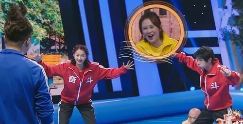 华晨宇|关晓彤趴包贝尔身上,谁注意她腿咋放的?网友:一看就是有男友的人