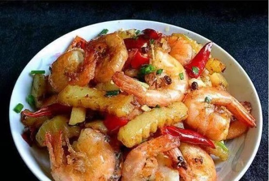 朋友来家里吃饭,做几道招牌菜招待,都抢着吃,在家待客也倍有面