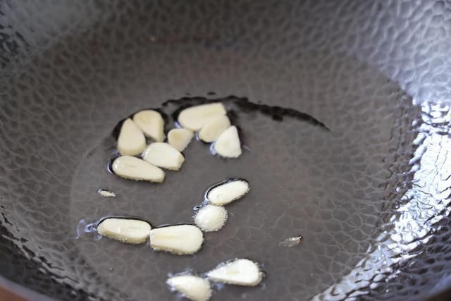 素菜|天气热，晚餐多吃这样的素菜，鲜嫩多汁又爽口，多吃也没负担