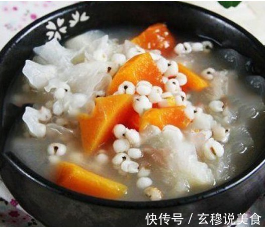 入秋后,女人多喝银耳汤,补充胶原蛋白皮肤细腻有光泽。