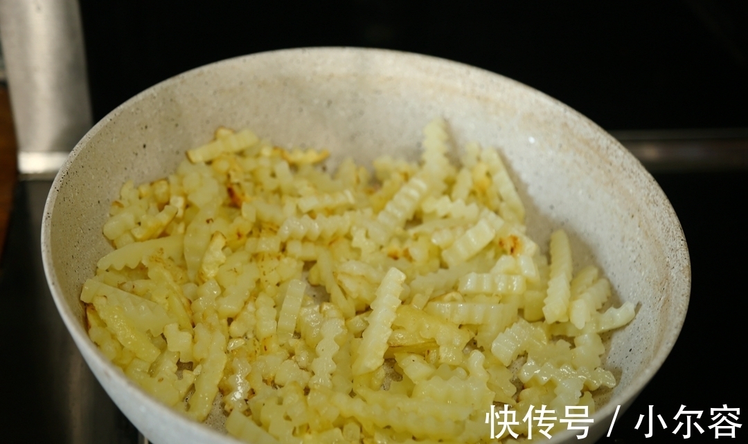椒盐|土豆吃了几十年,第一次如此做,太香了,5盘都不够吃
