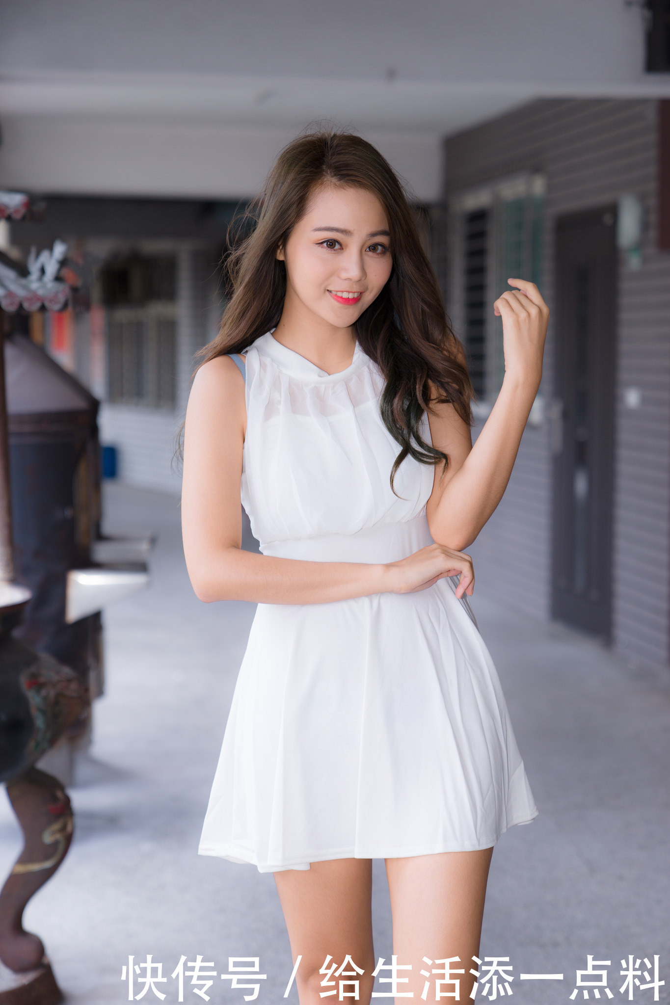 什么白色连衣裙好看 清新白色连衣裙让你轻松成为焦点