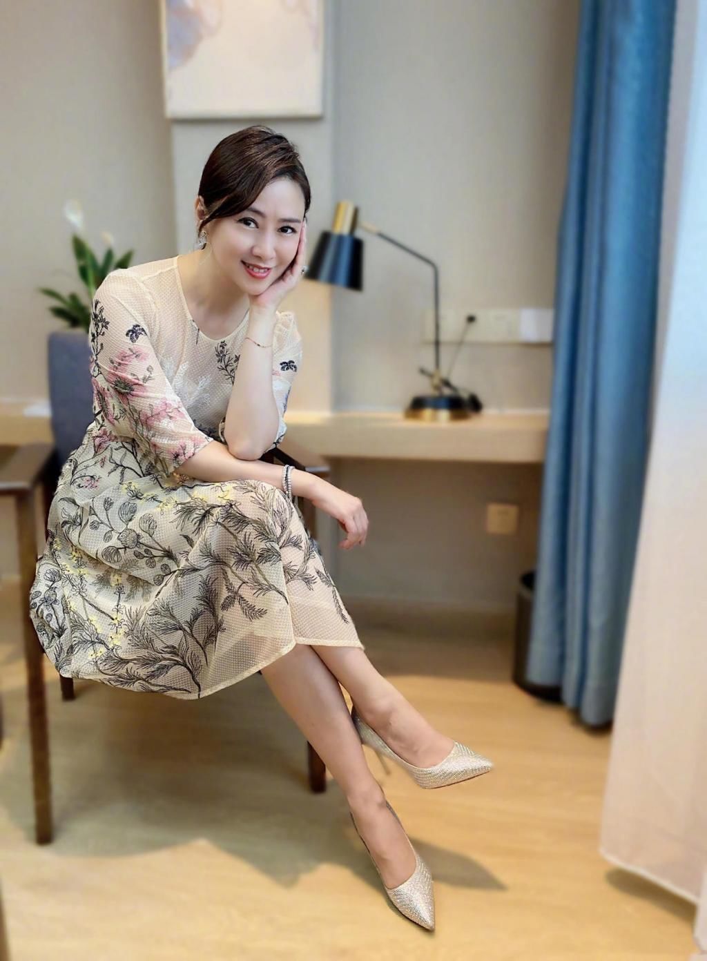 翁虹的美跨越了年龄，一袭网纱刺绣连衣裙，身材姣好不输过往