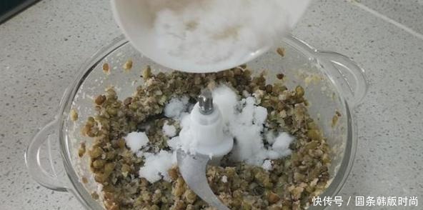 绿豆只会熬汤喝做成绿豆饼,清甜开胃,个个酥掉渣