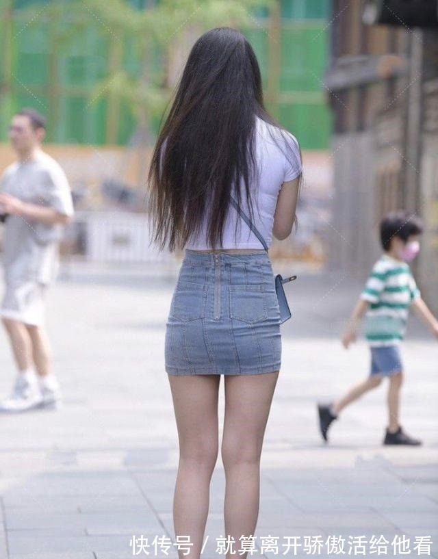 浅蓝色|白色短袖搭配浅蓝色修身牛仔裙，青春靓丽，自信大方