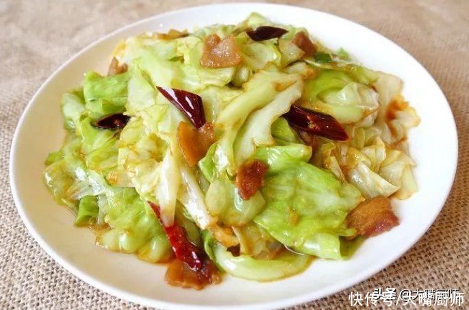 叶子|为啥饭店里的手撕包菜又香又脆？学会几个技巧，在家也能做得好吃