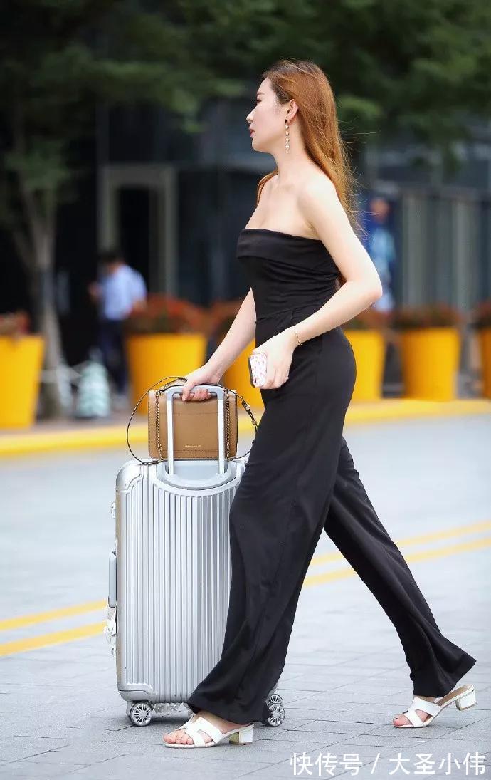 粉红色|美女街拍:小姐姐斜挎一个精致的编织单肩包,凸显了小女生清新可人的气质