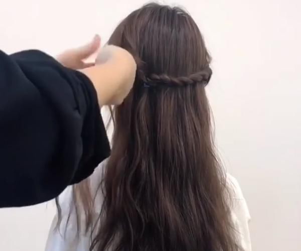 女孩换了款优雅编发后,没想到整个人气质都变了,女生:真的好好康
