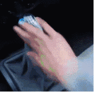 |搞笑GIF:走路不要玩手机 否则后果很严重