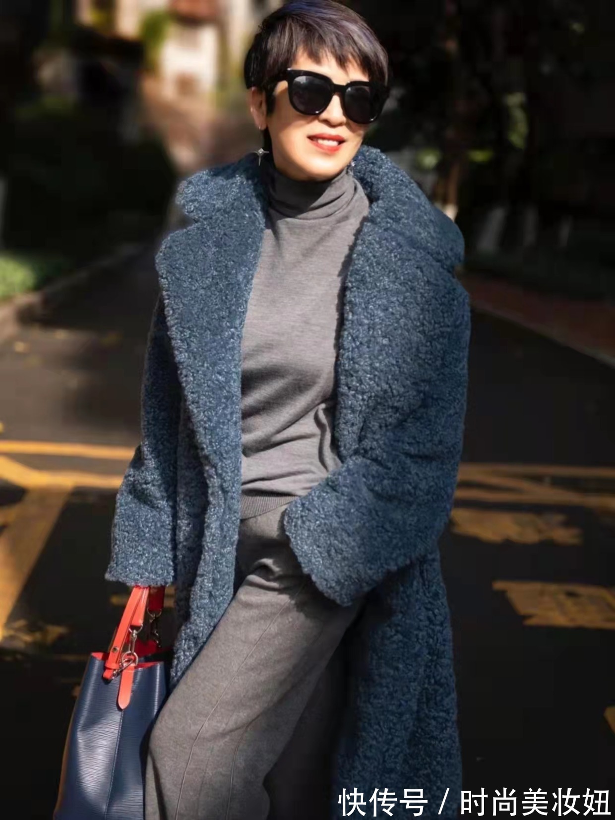 穿搭|被这位60岁奶奶惊艳了,穿羊羔绒外套洋气减龄,年轻10岁不止