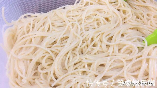 搅拌均匀|教你简单方法,在家也能做出美味的意大利面,比西餐店还好吃