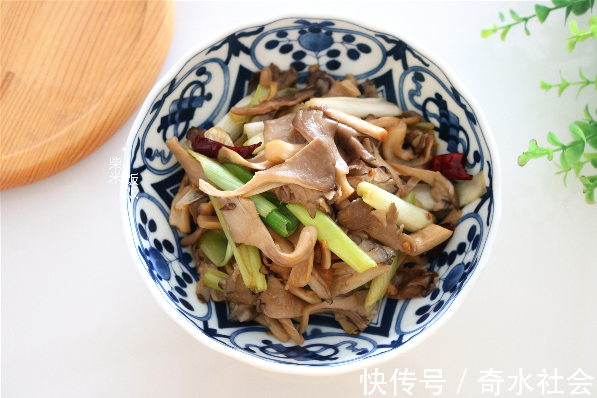 一日三餐|蘑菇和它是绝配,大火一炒,2分钟出锅,鲜香滋味赛过吃肉