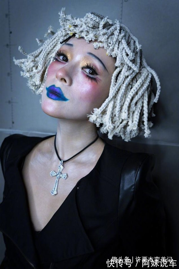 小仙女们 女人涂口红时,这3个“坏习惯”不改,口红再贵还是会掉色沾杯