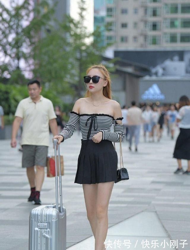 高腰 低腰修身的开叉连衣裙,着装就要选择时髦一点的,令人难忘