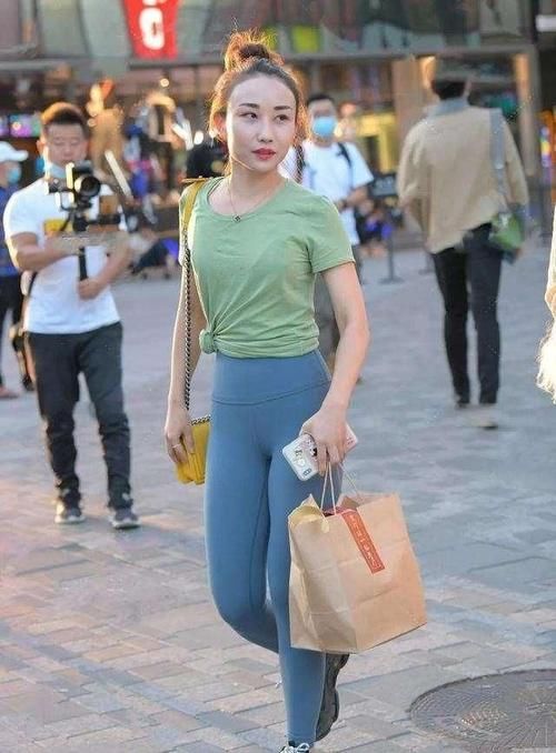 身穿瑜伽裤的小姐姐，总是能轻松的俘获男人的心，自信又魅力