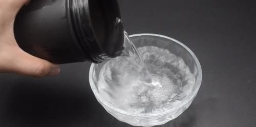 厨房玻璃有油污洗不干净教你一招,轻轻一擦油污全去除,真实用