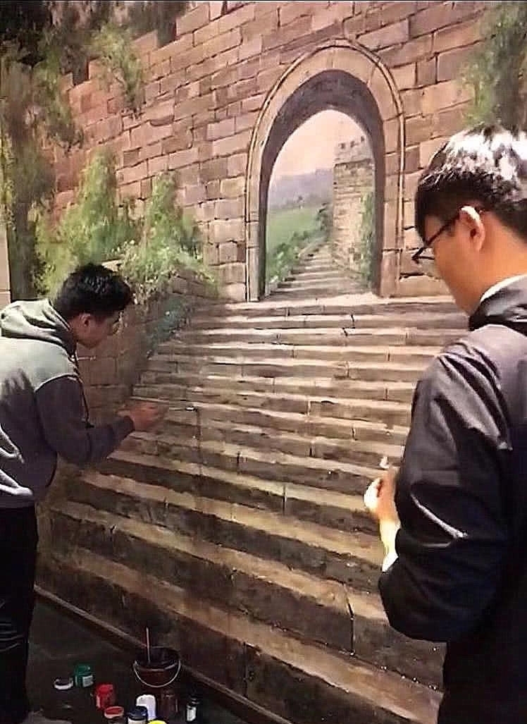 小伙|小伙在墙上画了一幅画,骗了多人后,网友:出十万买一副!