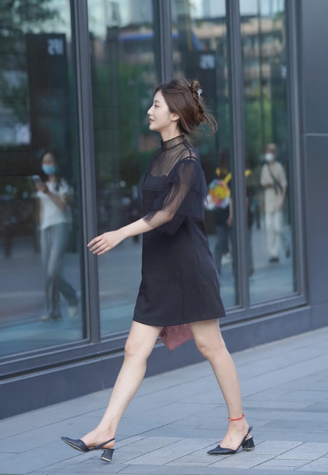 女生们 凸显迷人风采的服装搭配,散发出优雅的气息,回头率超高