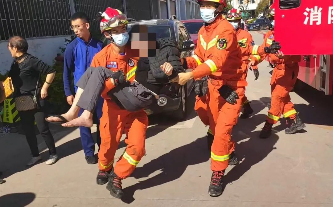 男子|消防车“化身”救护车！4分钟护送晕倒男子及时就医