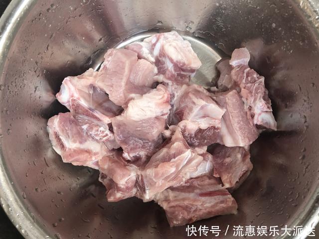 浸泡|反复提醒!排骨不要焯水,大厨这样做,没有腥味,也不会变老变柴