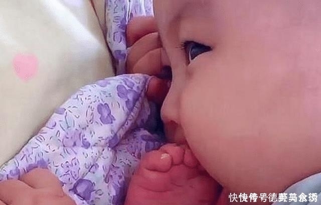 小动作|趁着妈妈不在,宝宝偷偷搬起小脚丫啃了起来,宝妈看后哭笑不得