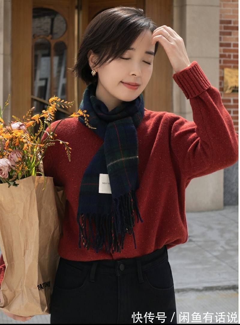 颜色|中年女人穿红毛衣是扮嫩?学38岁阿姨这样穿,选对颜色是关键