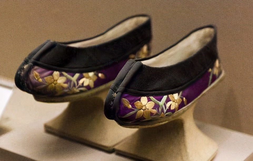 古墓中出现高跟鞋,专家考察后称:墓主人身份不一般