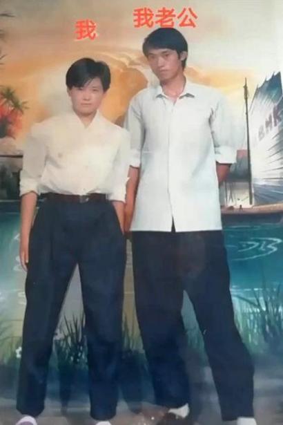 小孩|“妈,你是我爸的结拜兄弟吧”,网友晒爸妈合照,令人哭笑不得