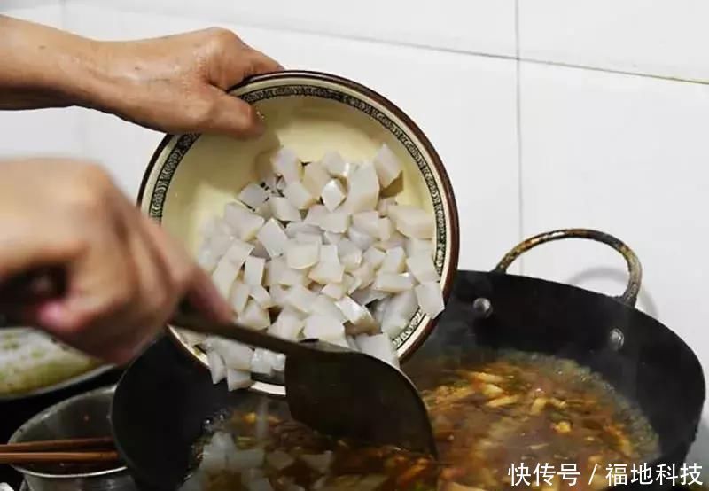 大妈卖天价凉粉,1碗40元,每天卖500碗,吃货:去晚买不到