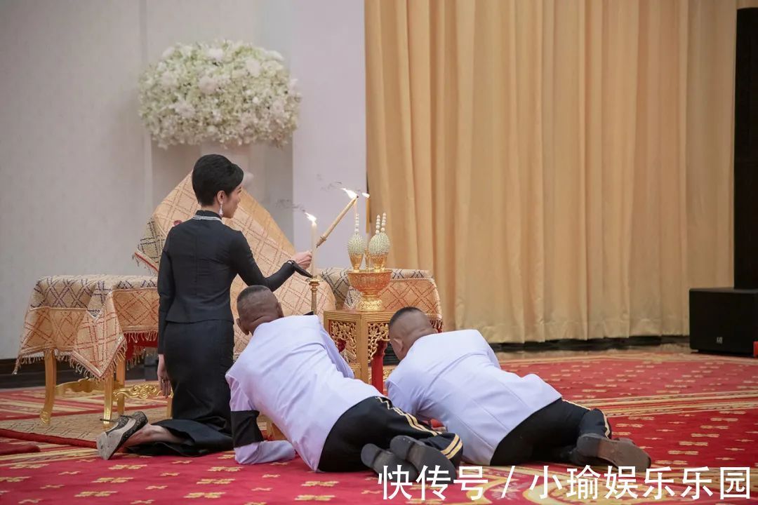 徽章#泰国贵妃拍照嫌累,让侍女跪地当“椅子”,不能给人留点尊严吗?