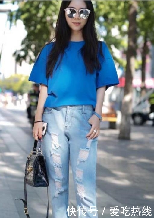 简单|街拍:图三蓝色短袖搭配牛仔破洞裤,简单的搭配,就这么迷人!