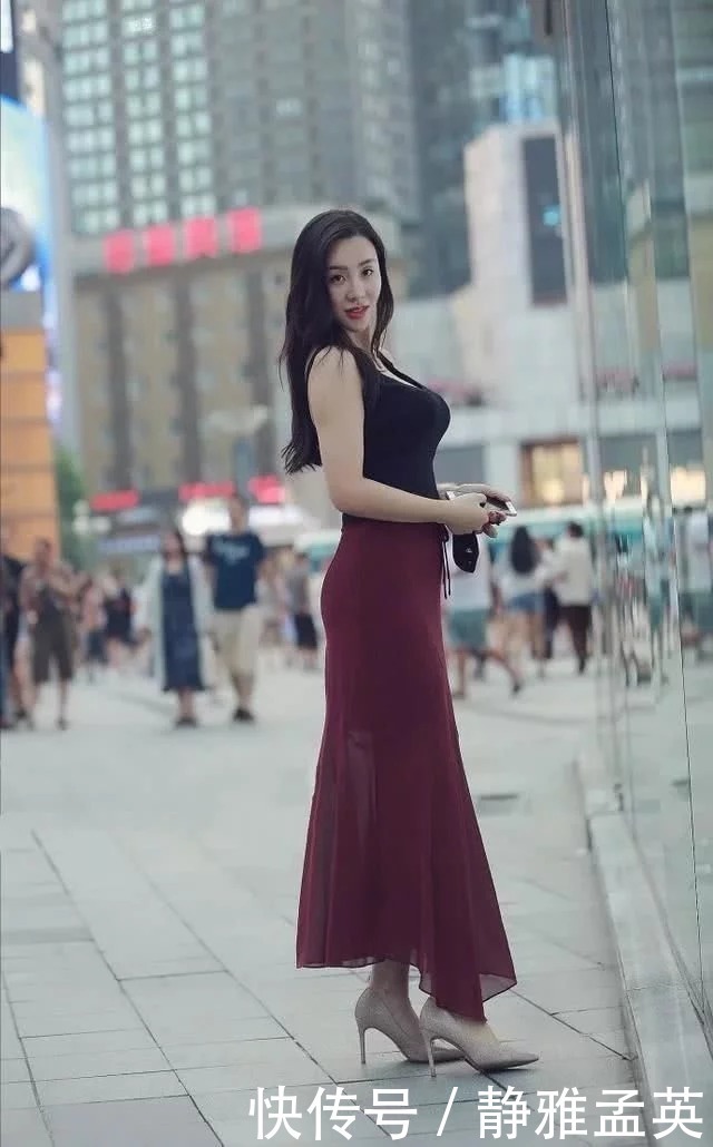 牛仔|街拍:边走边打电话的美女,纱衫搭配牛仔半裙,完美秀气