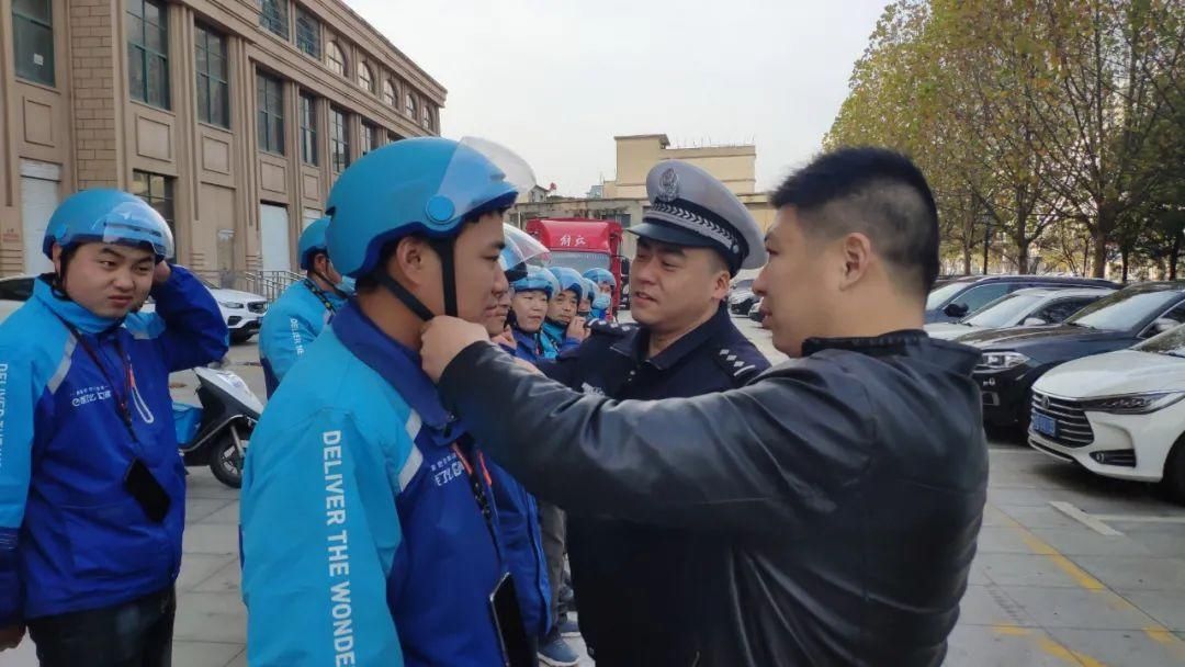 开展“戴头盔 安全行”劝导日活动|警企联动 | 活动