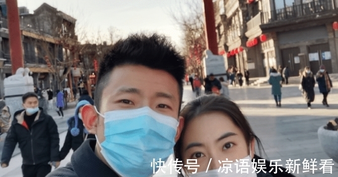 假期|恩爱!谌龙带妻子逛街:亲密搂肩头碰头,神仙眷侣,球迷催生二胎