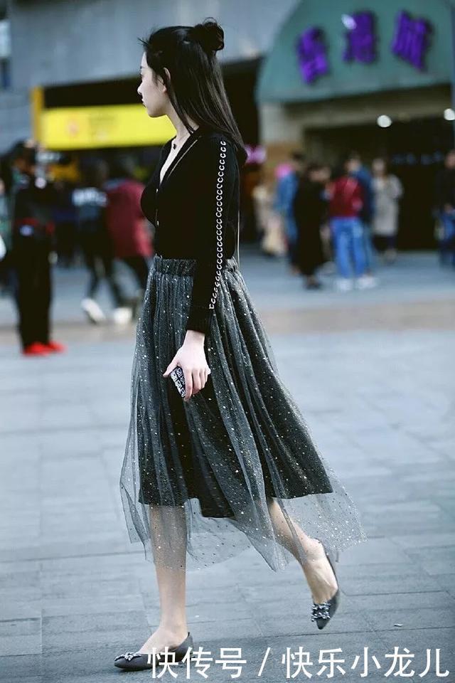 街拍美女一字肩的黑色连衣裙搭配黑色的尖头高跟鞋,看上去更时尚