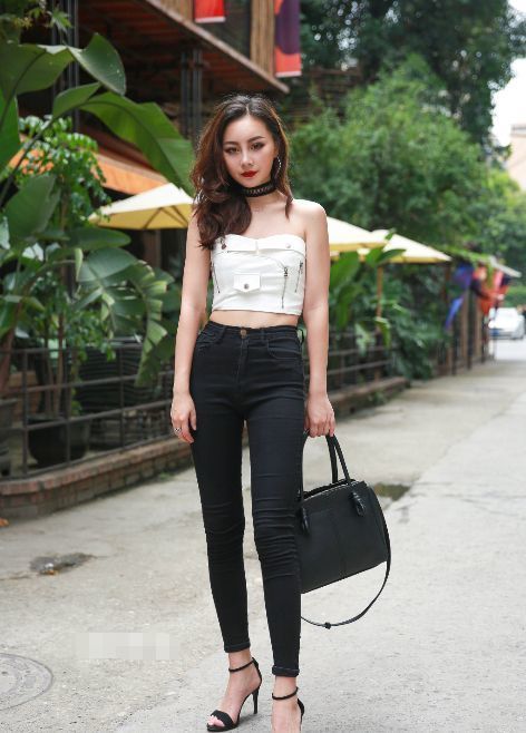 街拍美女白裹胸配紧身裤,身材紧致有型,浑身散发浓浓女人味