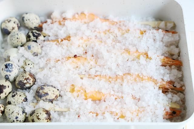 盐焗虾就是把虾放盐里焗？想要弹牙入味你需要这样做