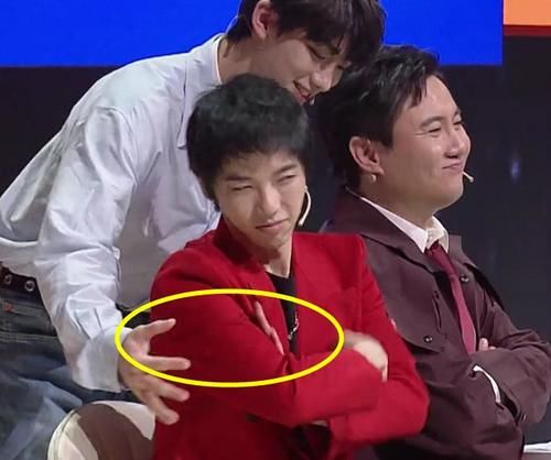 丁程鑫后背抱华晨宇，镜头拍到手上动作，完美诠释当爸和单身的区别