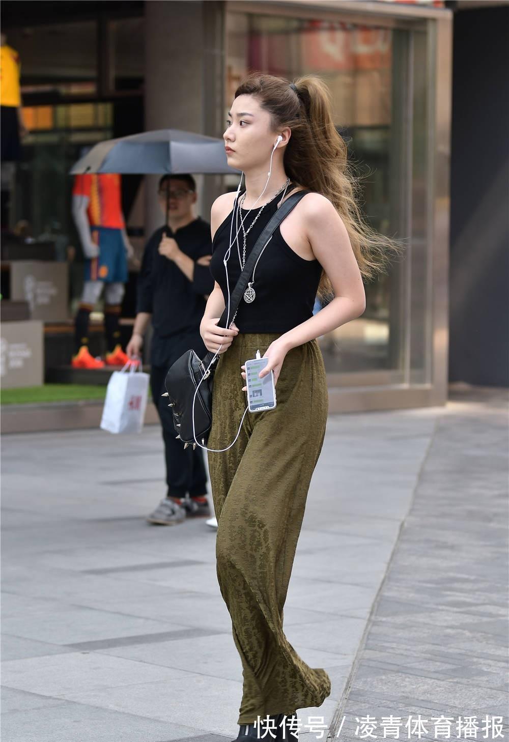 身材 宽松的长裤,搭配修身无袖背心,时尚姑娘穿出简约感