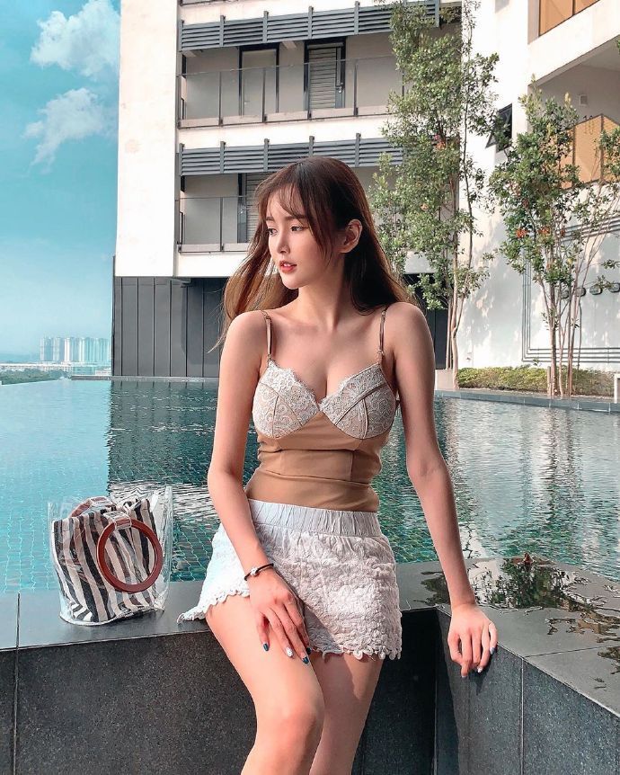  时尚|美女街拍阳光可爱的小姐姐，时尚性感的穿搭，尽显青春的魅力