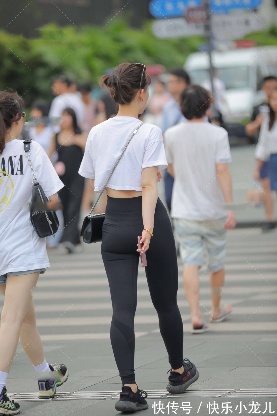 穿搭|30岁的辣妈穿搭减龄,黑色打底裤加白色短袖,走在街上很时尚
