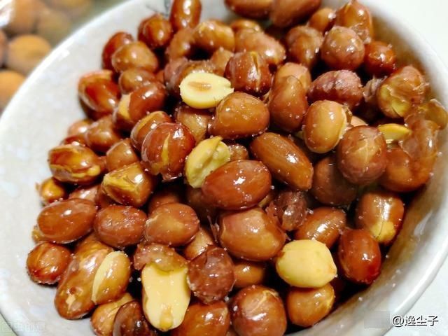 炸花生米时,先放油就错了多加1步,花生米更酥脆,放7天不返潮