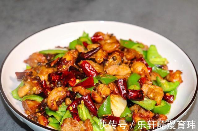 辣子鸡|制作辣子鸡丁不用油炸，试试这样做，味道也不差，轻轻松松做美食