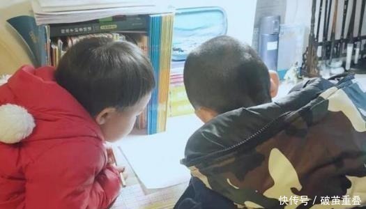 吉祥物|“吉祥物”妹妹火了,哥哥写作业把她放书桌上,妹妹表情太搞笑